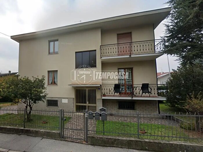 Appartamento con 8 locali in vendita in Via Silvio Pellico, Mozzo