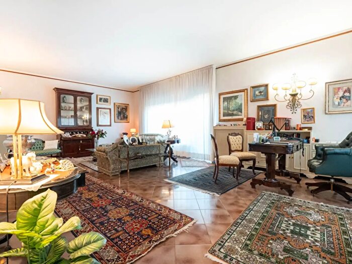 Appartamento con 9 locali in vendita in Via Ruggero Settimo, Catania