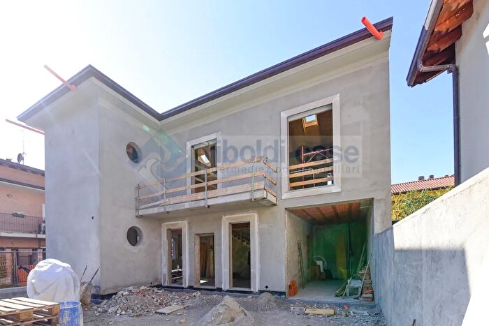 Casa quadrilocale in vendita in Verano Brianza