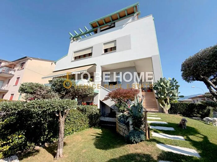 Casa con 11 locali in vendita in Bassano Del Grappa
