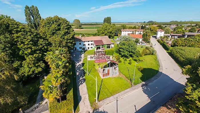 Casa con 8 locali in vendita in Via Melar Varmo, Varmo