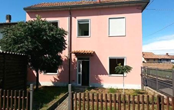 Casa con 6 locali in vendita in Rea