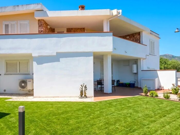 Casa con 10 locali in vendita in Olbia