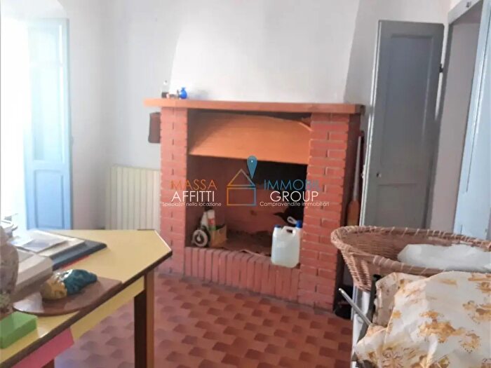Casa con 9 locali in vendita in Piazza Castagnola, Massa