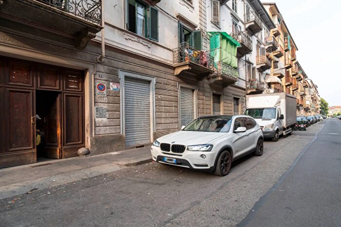 Appartamento trilocale in vendita in Via Bra, Torino