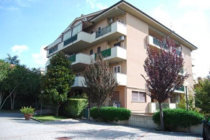 Appartamento con 5 locali in vendita in Via Vigne di Morena, Roma