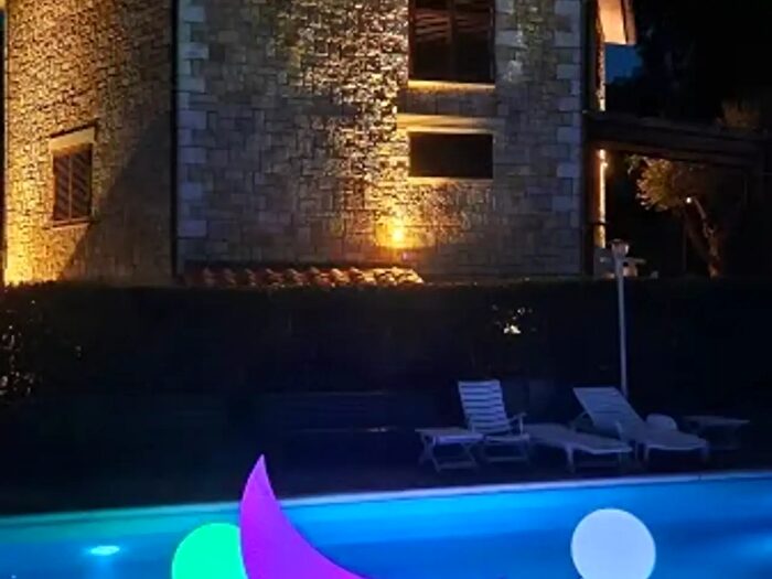 Casa con 7 locali in vendita in Cetona