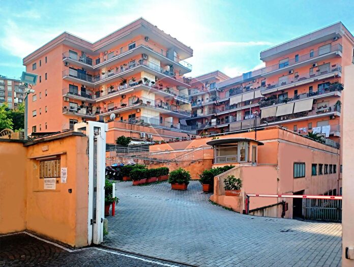 Appartamento con 6 locali in vendita in Via ERicci, Napoli