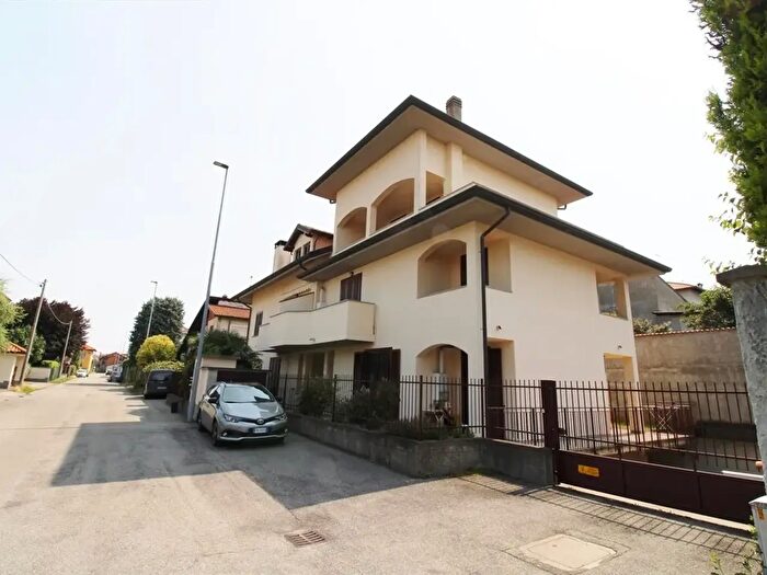 Casa bilocale in vendita in Via Petrarca, Canegrate
