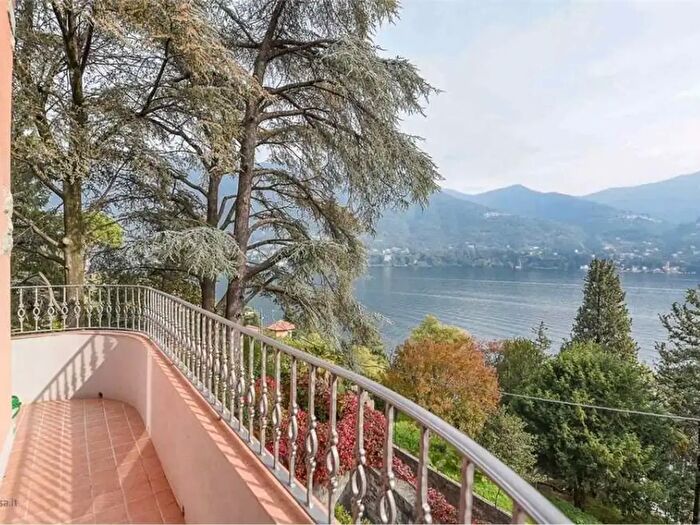 Casa con 14 locali in vendita in Via Antica Regina, Carate Urio
