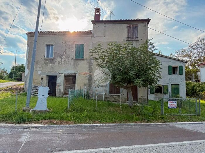 Casa con 6 locali in vendita in Via Rastello, Saludecio