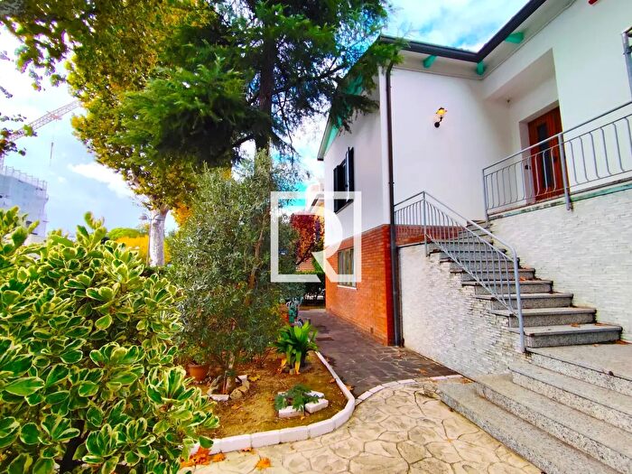 Casa con 11 locali in vendita in Viale Dante, Lugo