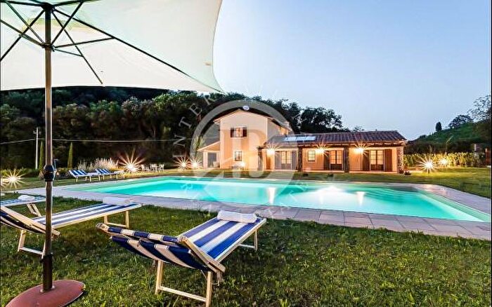 Casa con 6 locali in vendita in Lucca