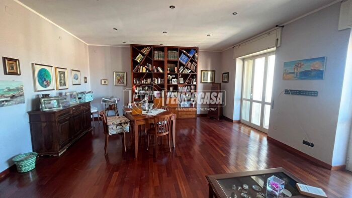 Appartamento trilocale in vendita in Via Enea Zanfagna, Napoli