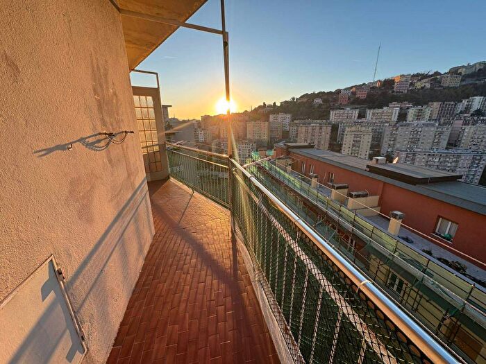 Appartamento trilocale in affitto in Via Napoli, Lagaccio, Genova