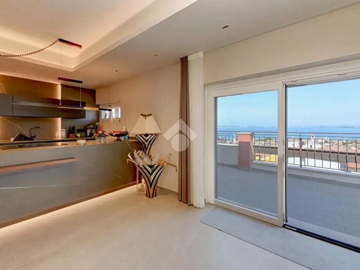 Appartamento trilocale in vendita in Desenzano Del Garda
