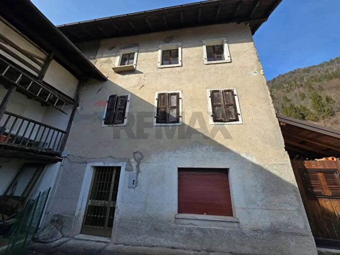 Casa con 6 locali in vendita in Lamon