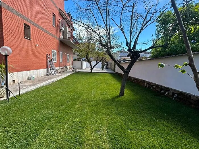 Appartamento trilocale in vendita in Via Aliprando Caprioli, Roma