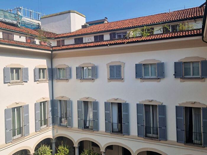 Appartamento con 6 locali in affitto in Via Giuseppe Sacchi, Cadorna Castello, Milano
