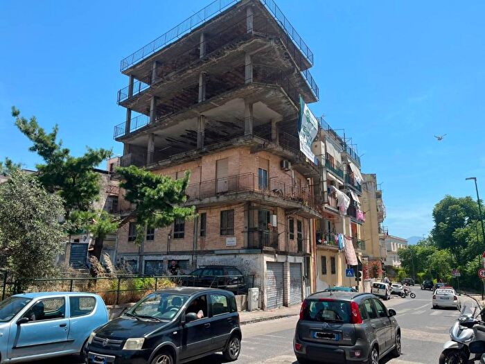 Appartamento con 6 locali in vendita in Via Comunale Vecchia di Miano, Ponti Rossi, Napoli
