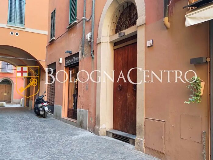 Appartamento trilocale in vendita in Via Battibecco, Bologna