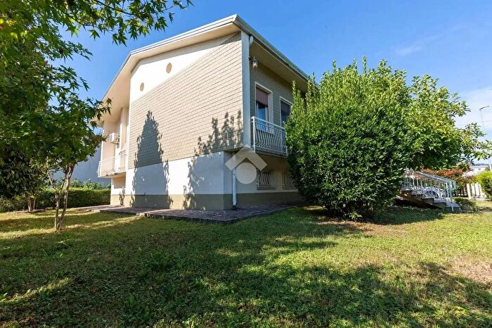 Casa con 6 locali in vendita in Largo Donatori di Sangue, Poggio Rusco