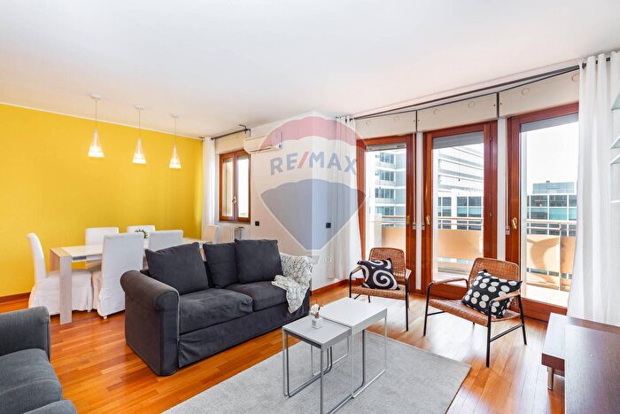 Appartamento quadrilocale in vendita in Via Bruxelles, San Donato Milanese