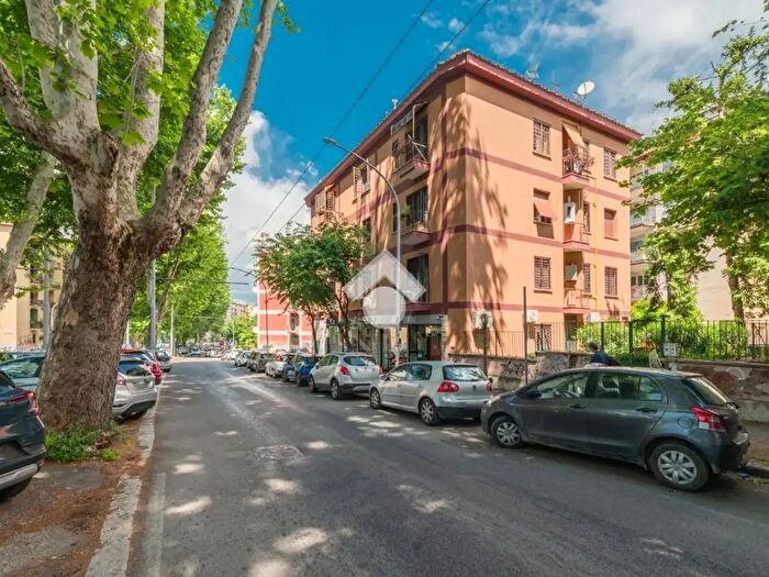 Appartamento trilocale in vendita in Via delle Isole Curzolane, Roma