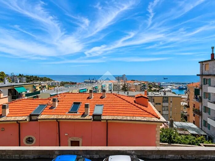 Appartamento con 5 locali in vendita in Via Visca Angelo, Savona