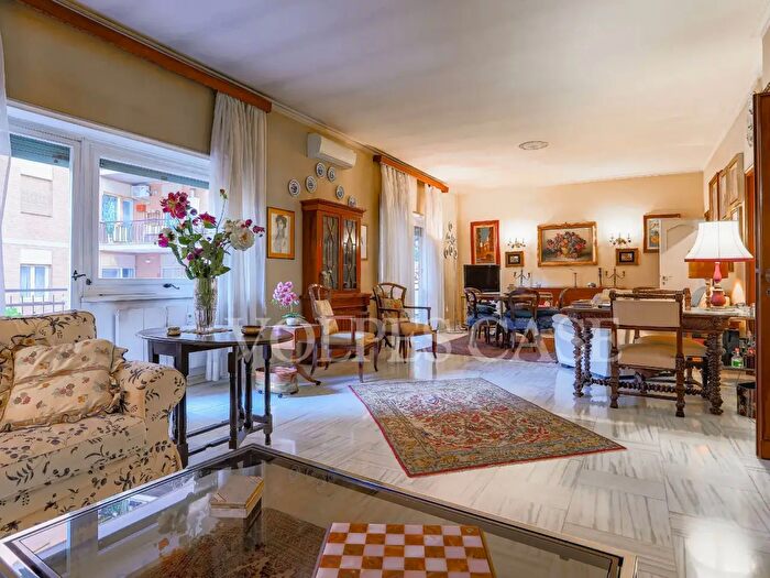 Appartamento con 7 locali in vendita in Via Costantino Maes, Roma