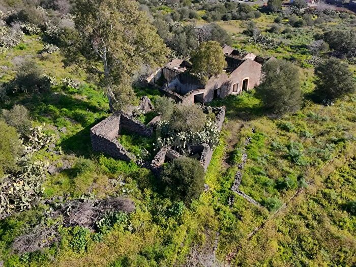 Casa con 15 locali in vendita in Via Erbe Bianche Ficarelli, Misterbianco