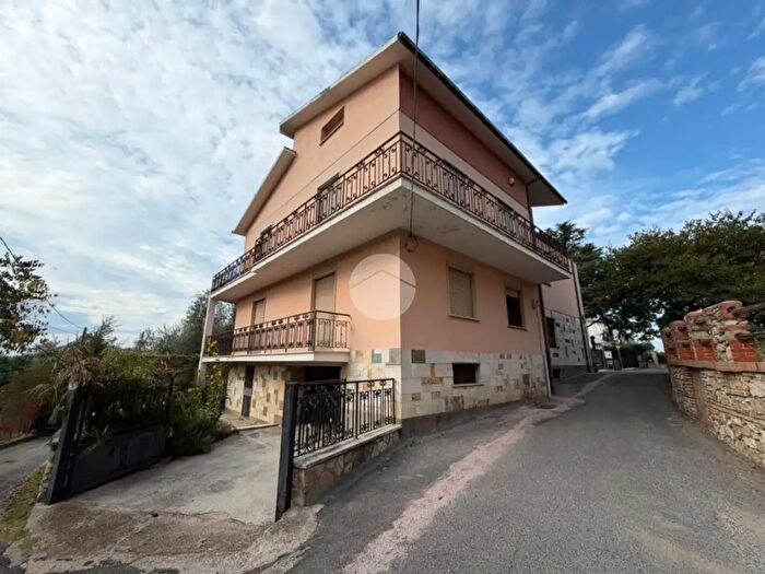 Appartamento trilocale in vendita in Via col di Lana, Fara In Sabina