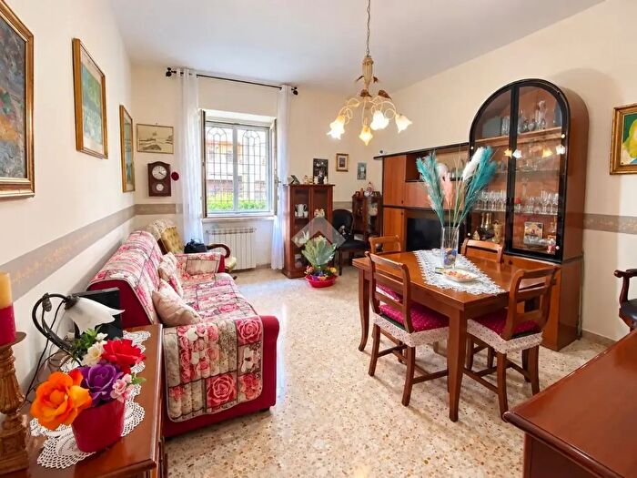 Appartamento trilocale in vendita in Via Servilio Prisco, Roma