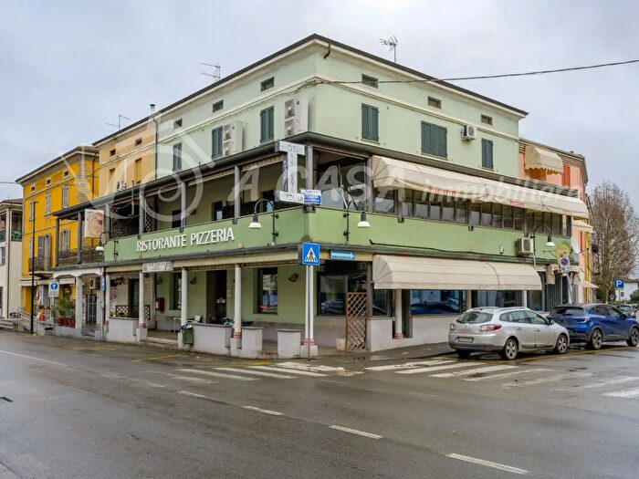 Casa con 9 locali in vendita in Piazza Italia, Medesano