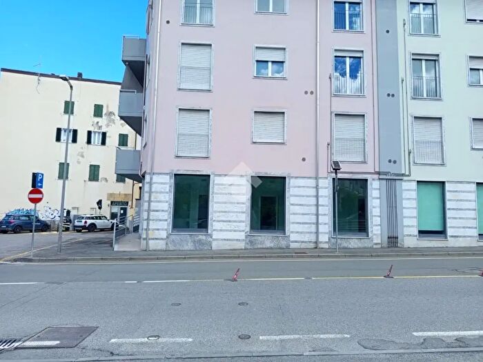 Appartamento con 9 locali in vendita in Via del Cavatore, Carrara