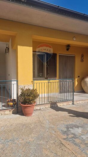 Casa con 9 locali in vendita in Contrada San Michele Snc, San Michele Di Ganzaria