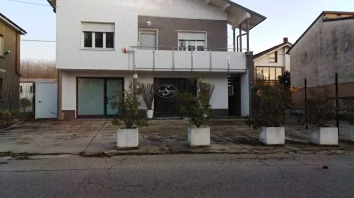 Casa in vendita in Via Alessandro Volta Cento Cento Paese Ferrara, Cento