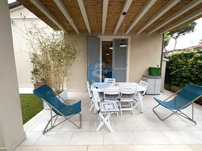 Casa con 7 locali in affitto in Pietrasanta