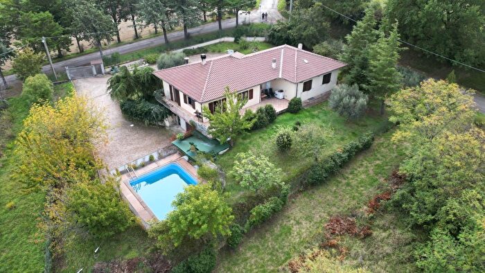 Casa con 8 locali in vendita in San Severino Marche