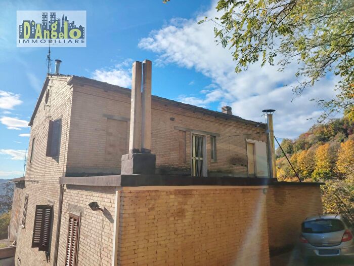 Appartamento quadrilocale in vendita in Contrada Monti, Montalto Delle Marche