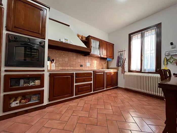 Casa con 6 locali in vendita in Correggio