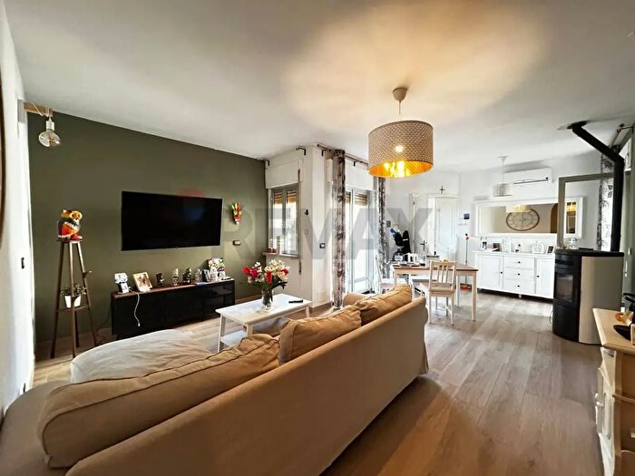 Appartamento con 15 locali in vendita in Via Giuseppe Divittorio, Rodi Garganico