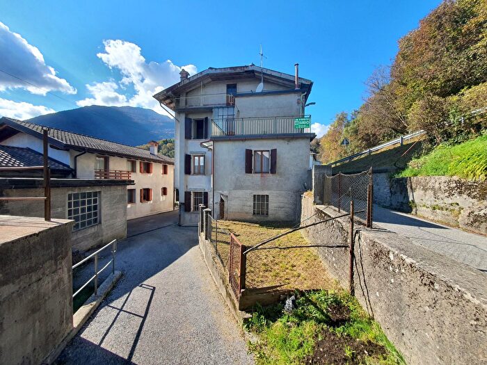 Casa con 5 locali in vendita in Verzegnis