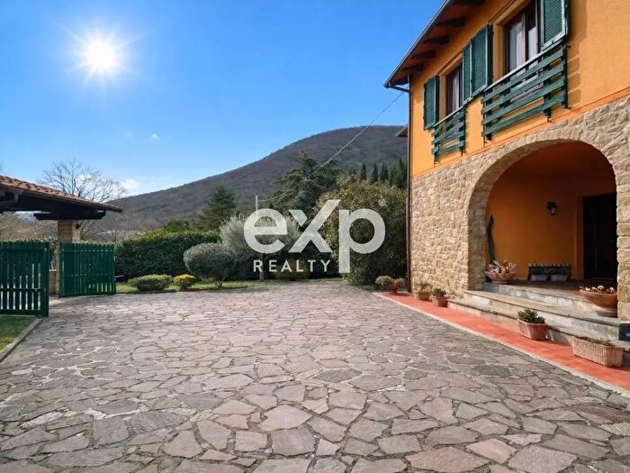 Casa con 5 locali in vendita in Calenzano