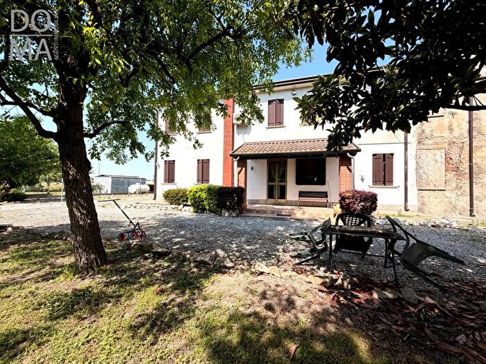 Casa con 7 locali in vendita in Adria