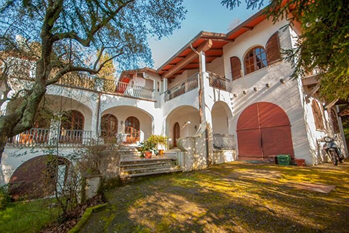 Casa con 10 locali in vendita in Massa