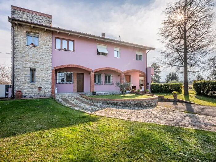 Casa con 11 locali in vendita in Pontedera