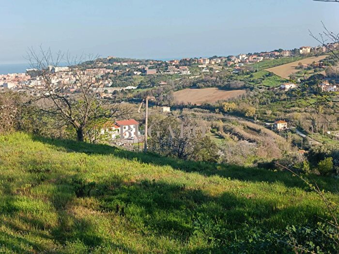 Casa con 10 locali in vendita in Ancona