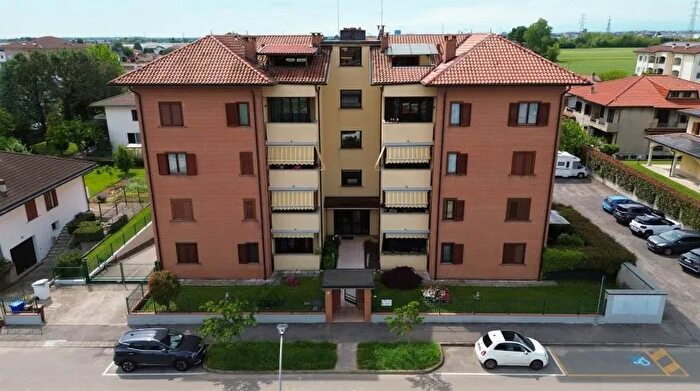 Appartamento trilocale in vendita in Via Enrico Fermi Solaro, Solaro