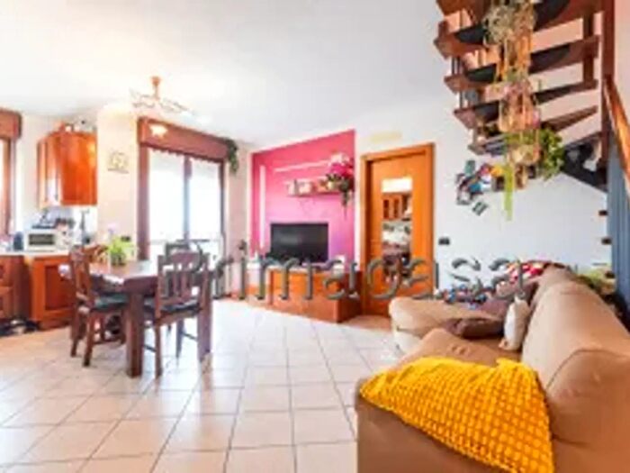 Appartamento trilocale in vendita in Via Baruchello, Buttapietra